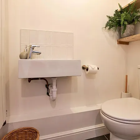 Finest Retreats - Courtyard * Кендал