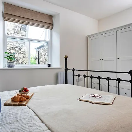 Finest Retreats - Courtyard Кендал