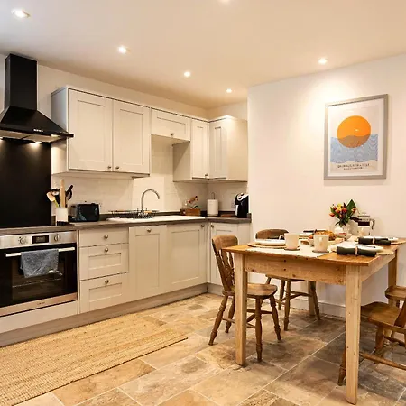 Finest Retreats - Courtyard Кендал